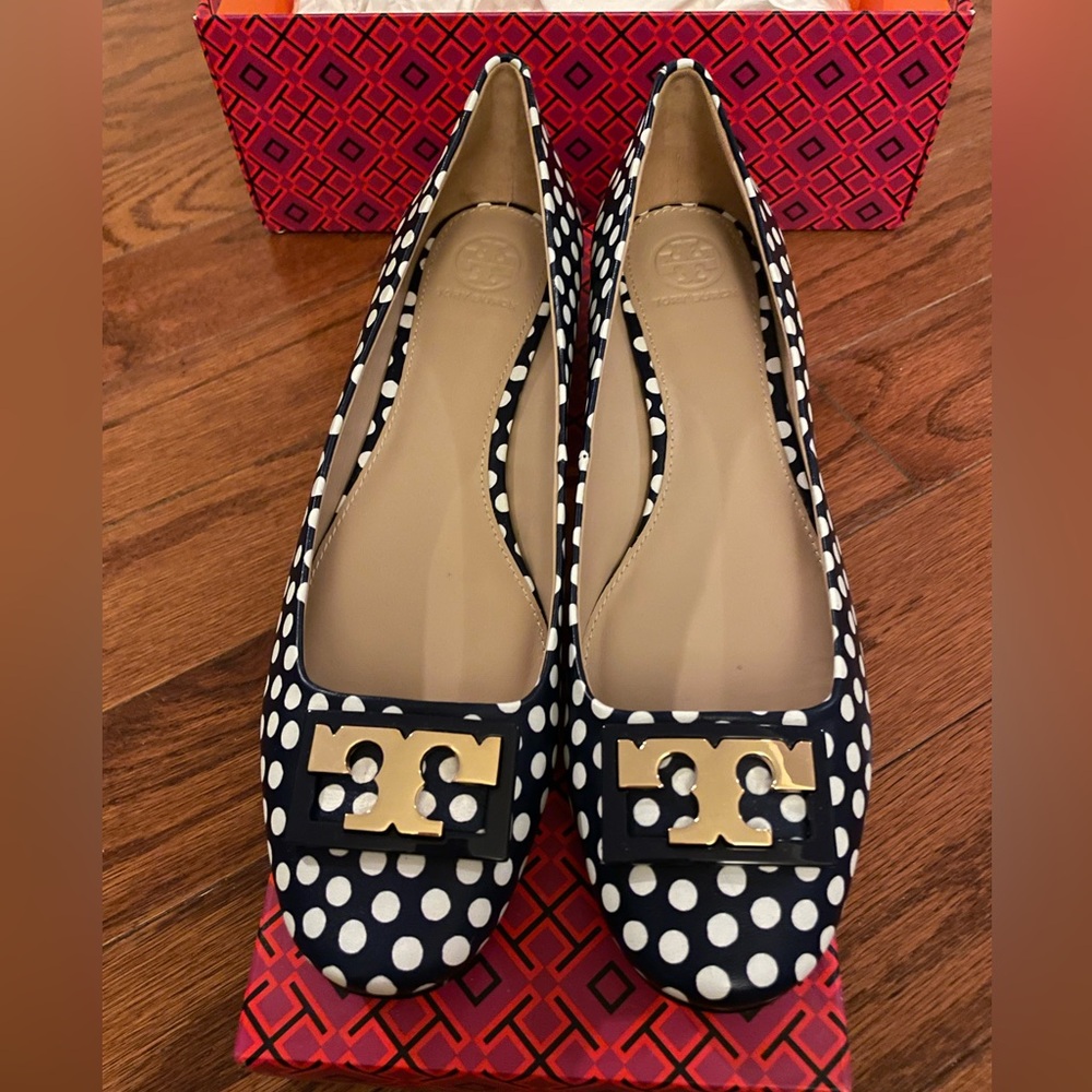 NWT Tory Burch Navy and White Polka Dot Logo Flats